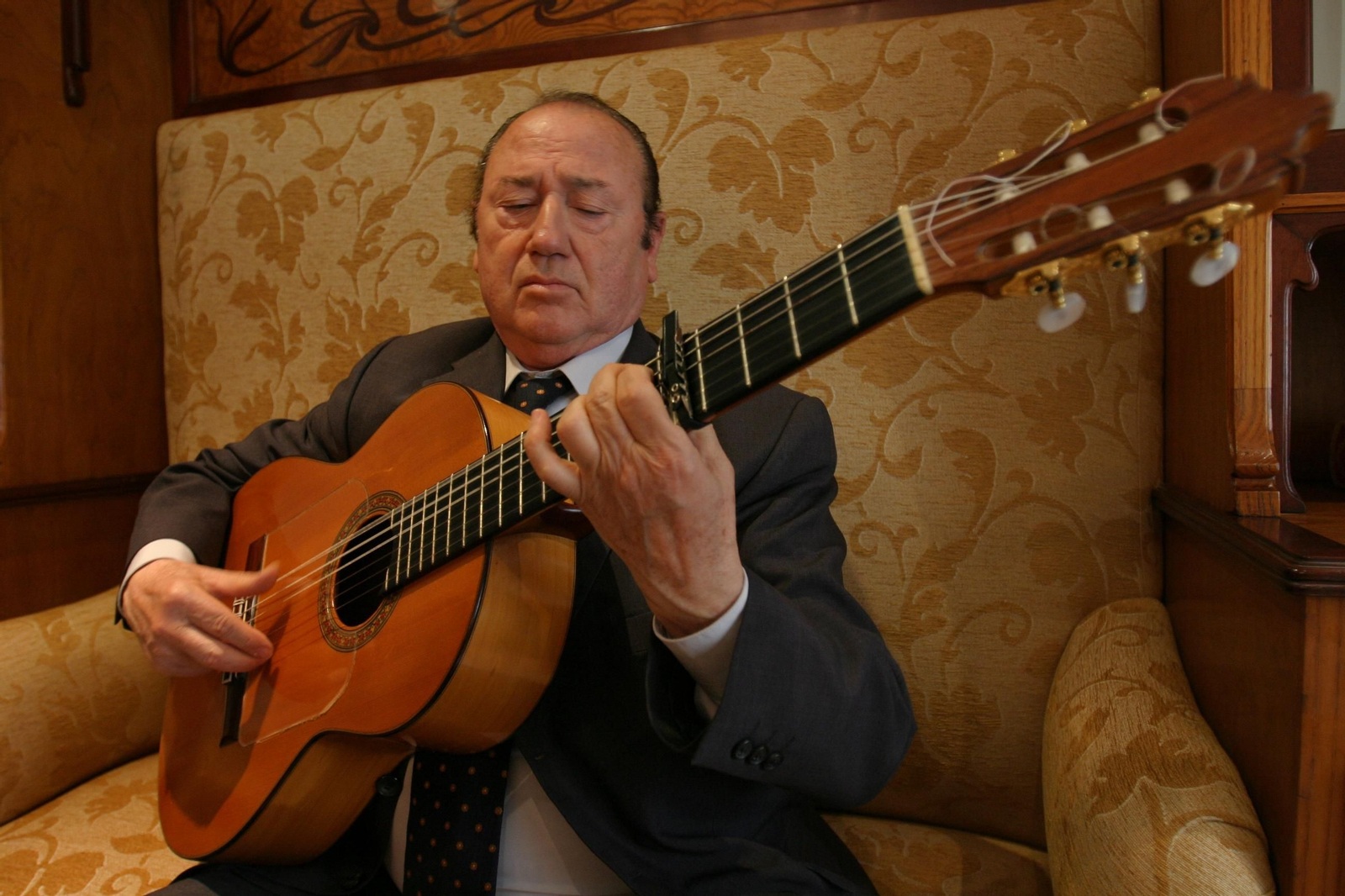 Fosforito tocando la guitarra.