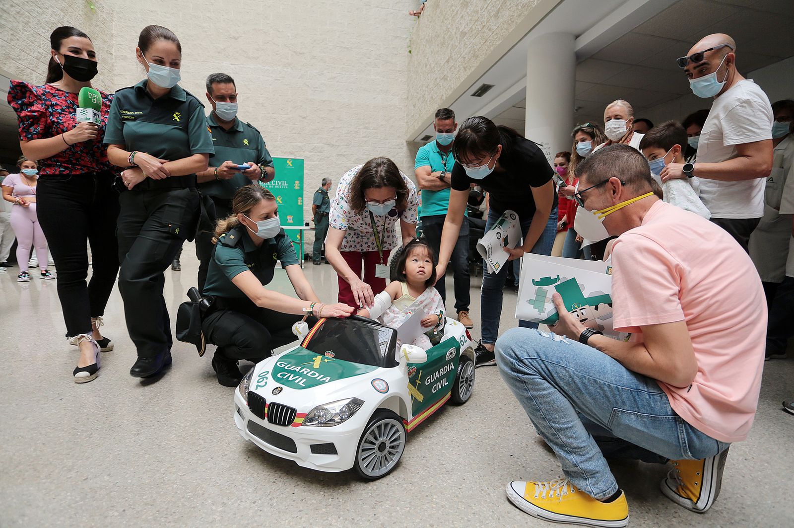 Imágenes de la exhibición de la Guardia Civil en el Hospital Juan Ramón Jiménez con motivo del 35 aniversario de la incorporación de la mujer