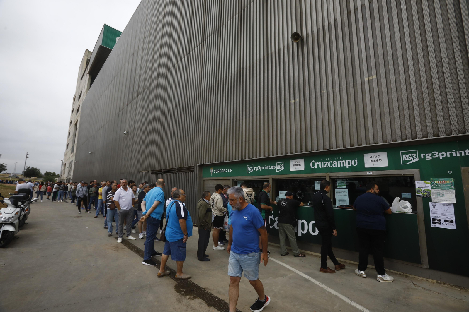 Las mejores fotos de las colas de El Arcángel para conseguir las entradas del Córdoba CF - Barcelona Atlétic Las mejores fotos de las colas de El Arcángel para conseguir las entradas del Córdoba CF - Barcelona Atlétic