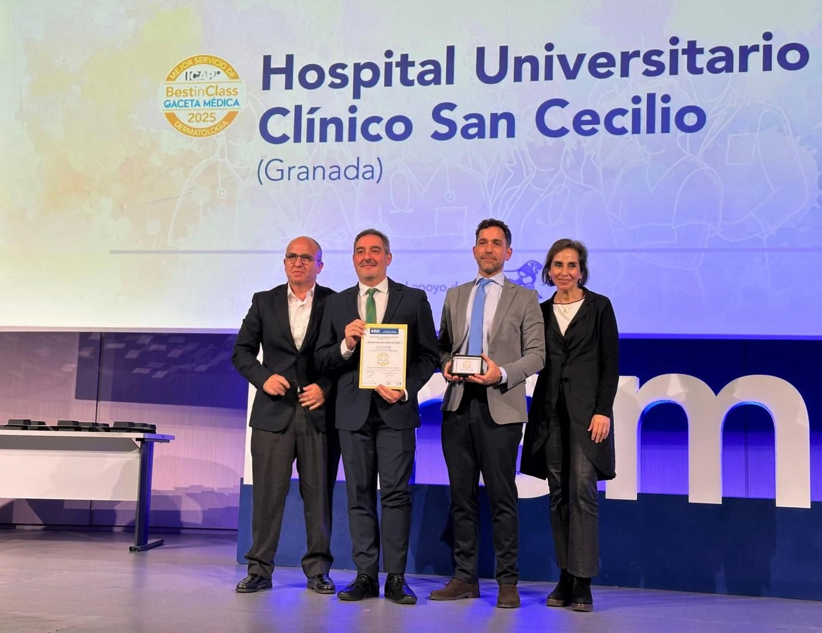 Representantes del Hospital al recoger el premio en Madrid.