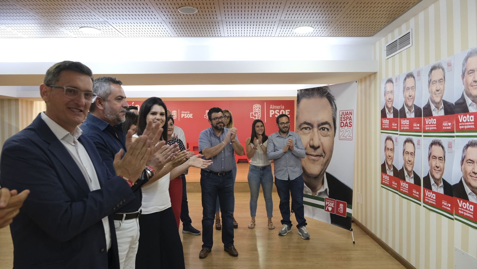 Imágenes del inicio de campaña electoral andaluza con la pegada de carteles.
