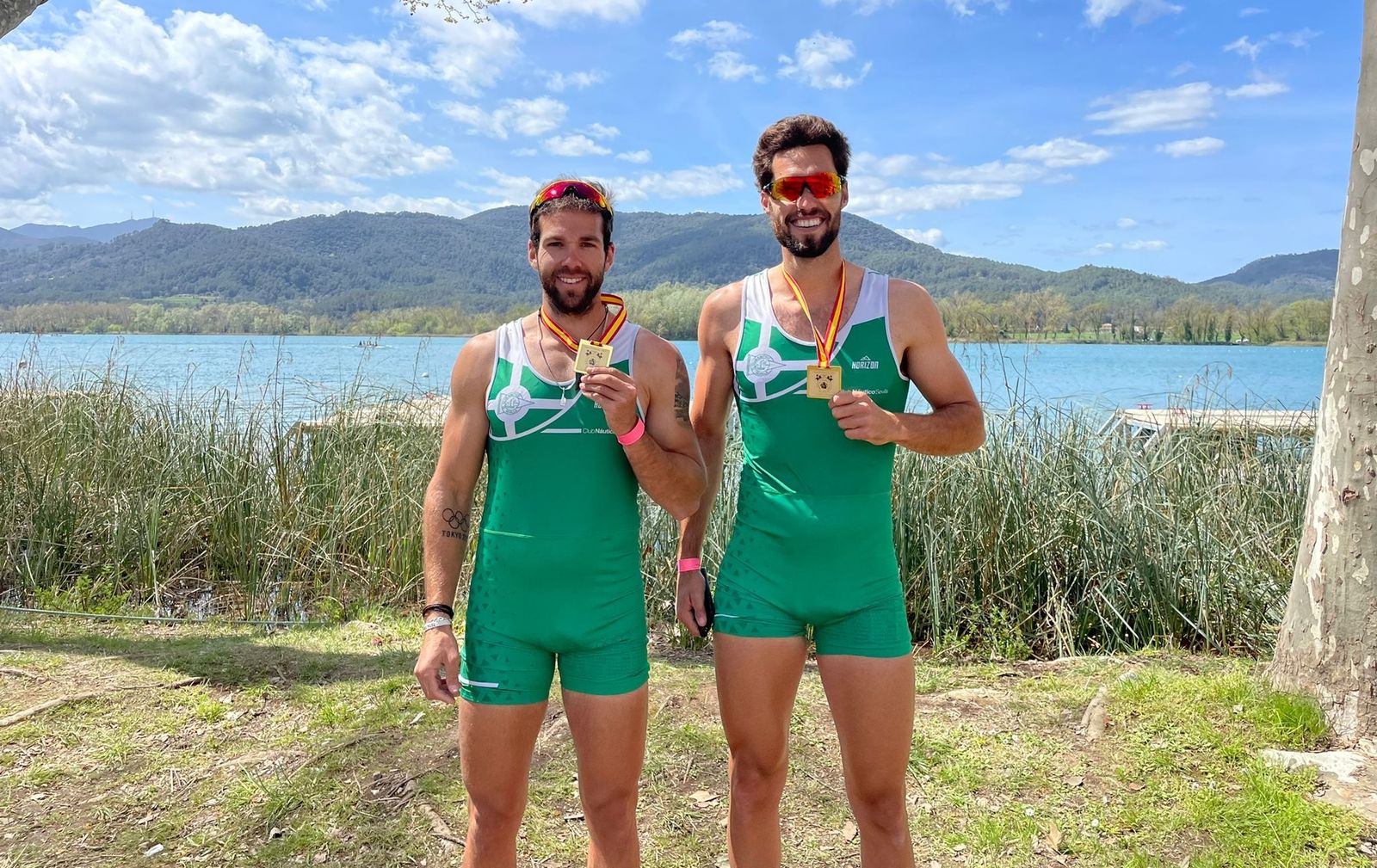 Javier García y Jaime Canalejo con su medalla de oro en dos sin.