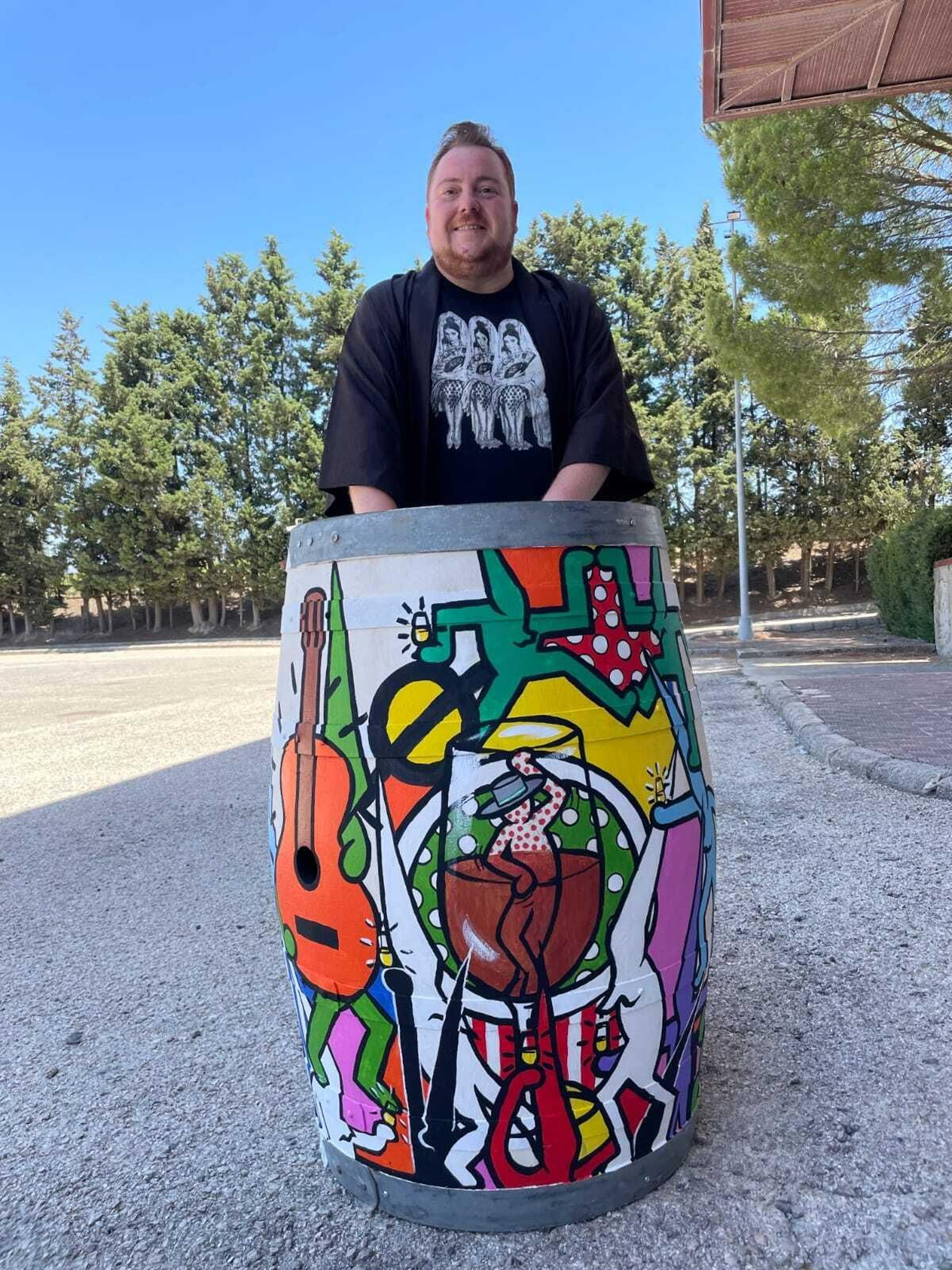 Agustín Israel, con la bota que ha pintado para la Colección ART/ON.