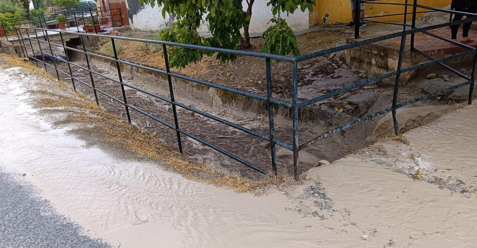 Así trabajan los vecinos de Casanueva y Zujaira para retirar los daños de la tromba de agua