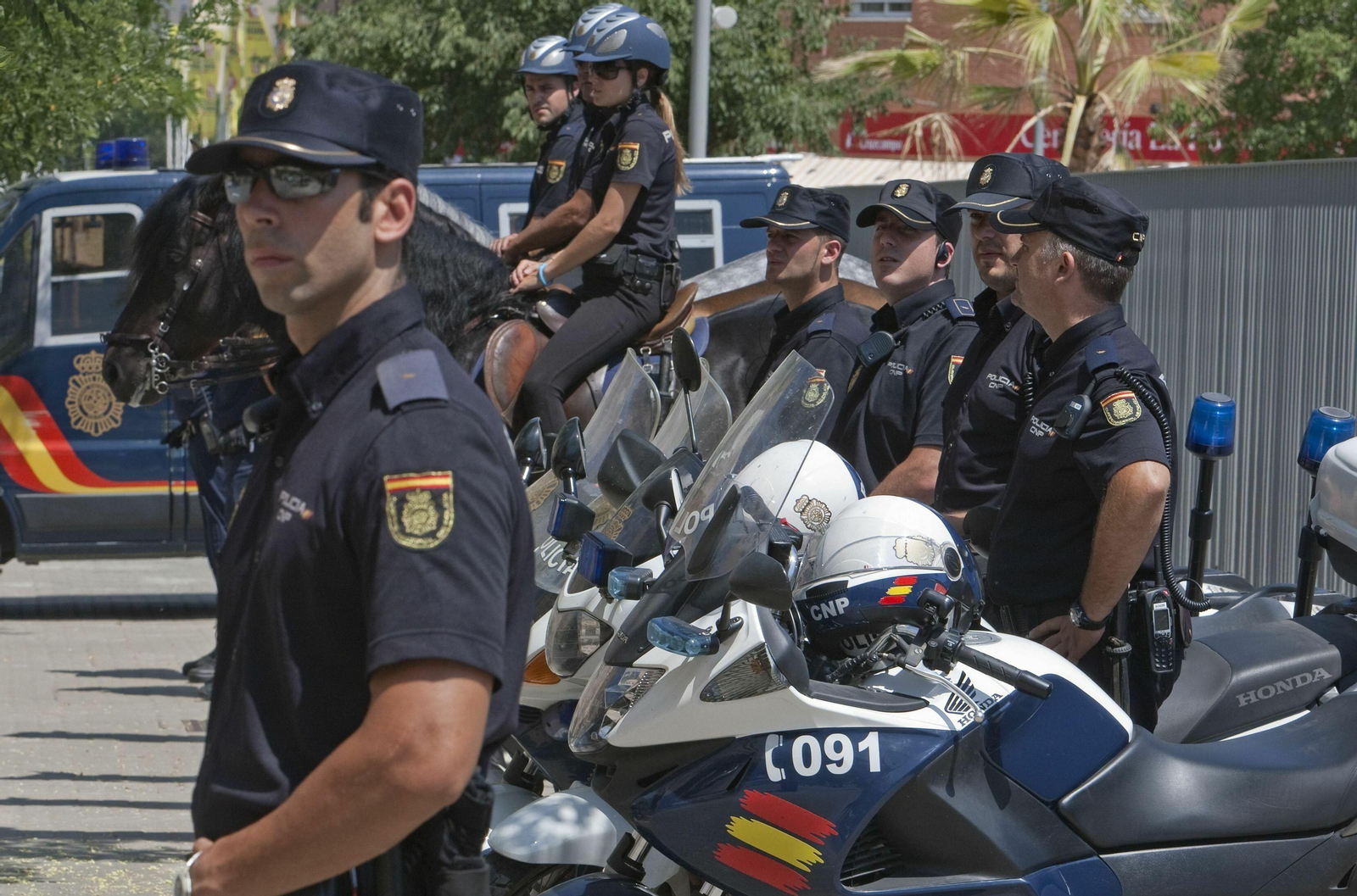 Policías nacionales, en la puerta de la comisaría de Sevilla Este.