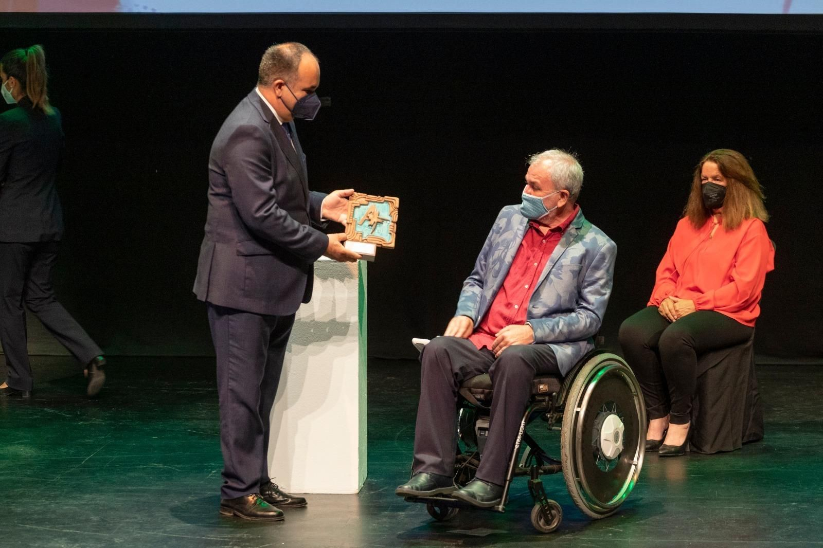 Antonio Sánchez de Amo recogiendo el galardón.