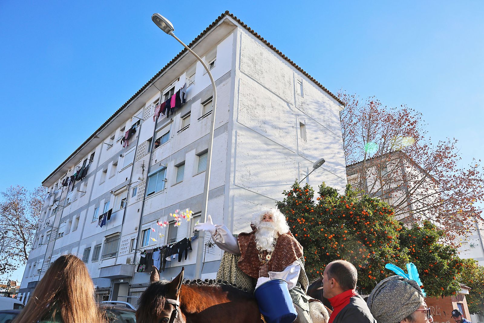 Día de regalos y Reyes Magos por los barrios de la ciudad