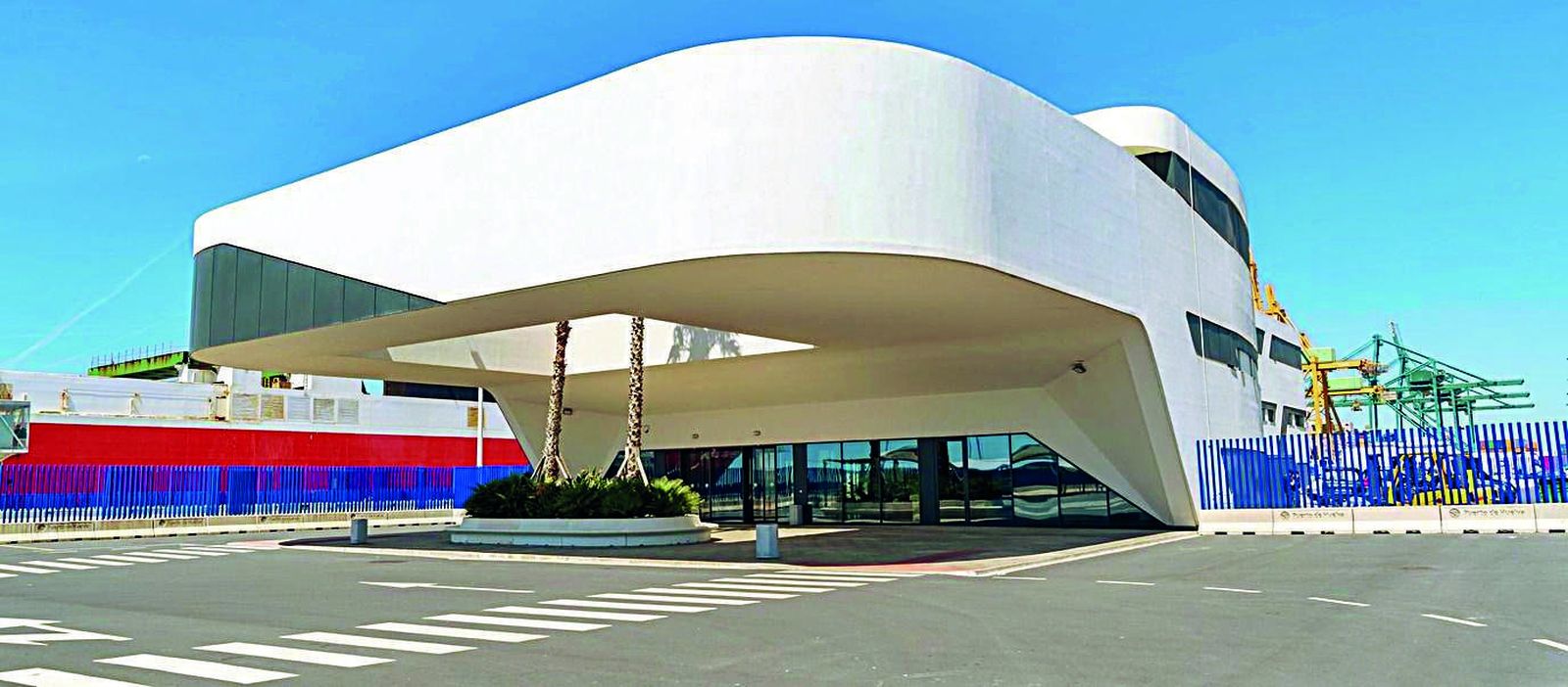 En la terminal de pasajeros se ha puesto en marcha una nueva doble rampa Ro-ro que permite operar a cuatro buques tipo ferry a la vez.