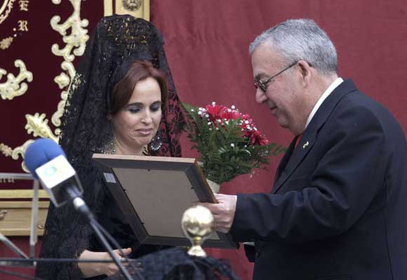 Bedriomo, Ortega y Sanabria acompañan con sus rezos a la presidente de La Levantá, que muestra con emoción todos sus recuerdos cofrades./Erasmo Fenoy

Foto: Erasmo Fenoy