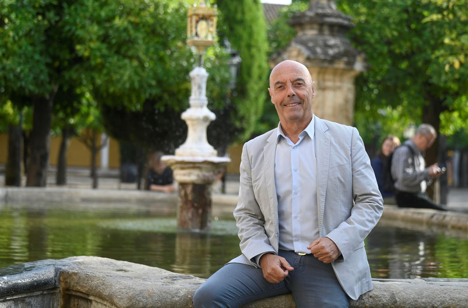 Antonio Hurtado posa en el Patio de los Naranjos de la Mezquita-Catedral