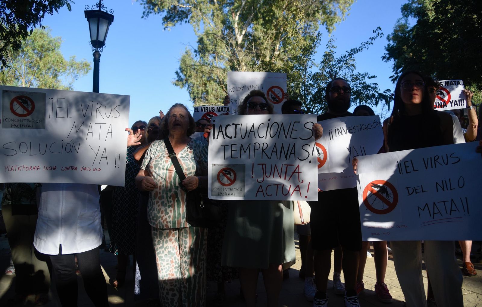 Concentración de protesta de la plataforma contra el mosquito del virus del Nilo