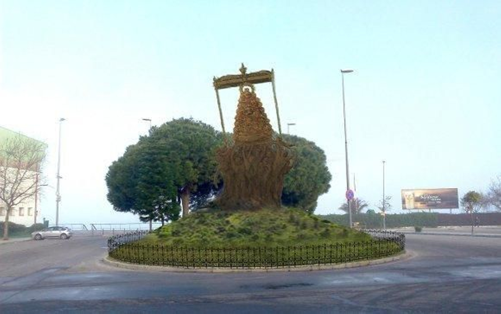 Vecinos de Sanlúcar protestan por la sustitución del 'monumento a la Tolerancia' por una escultura de la Virgen del Rocío