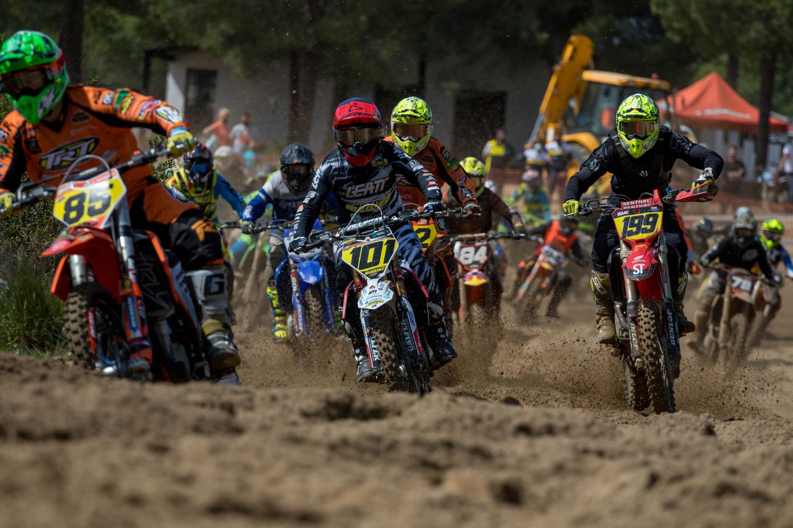 Los mejores pilotos de motocross de la comunidad se dieron cita en Almonte.