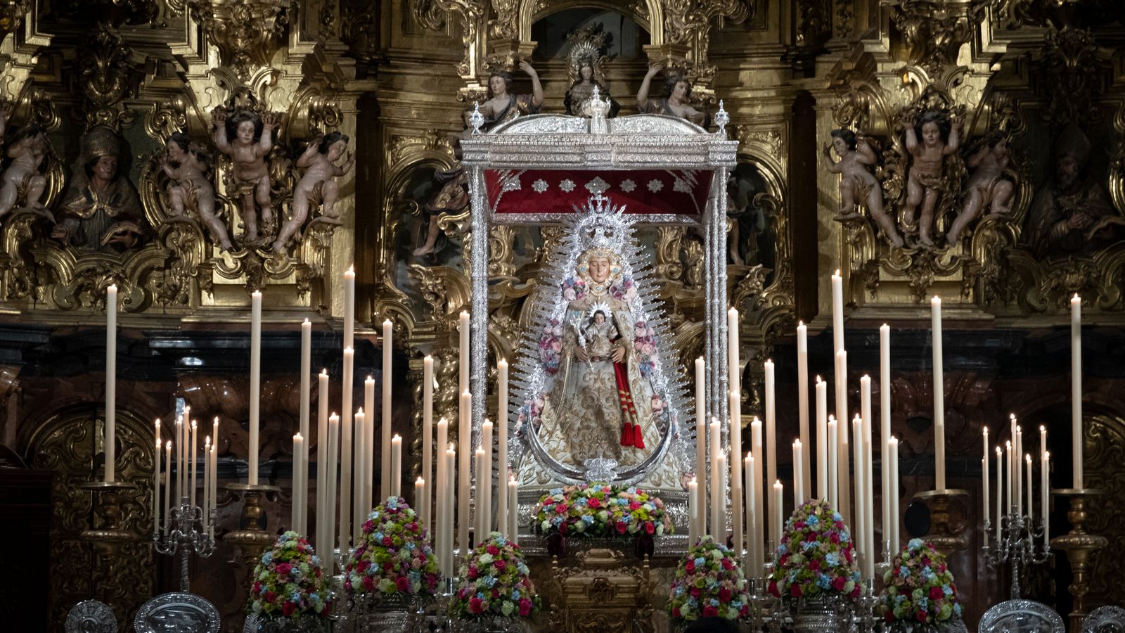 La Virgen del Rocío del Salvador en su altar de cultos