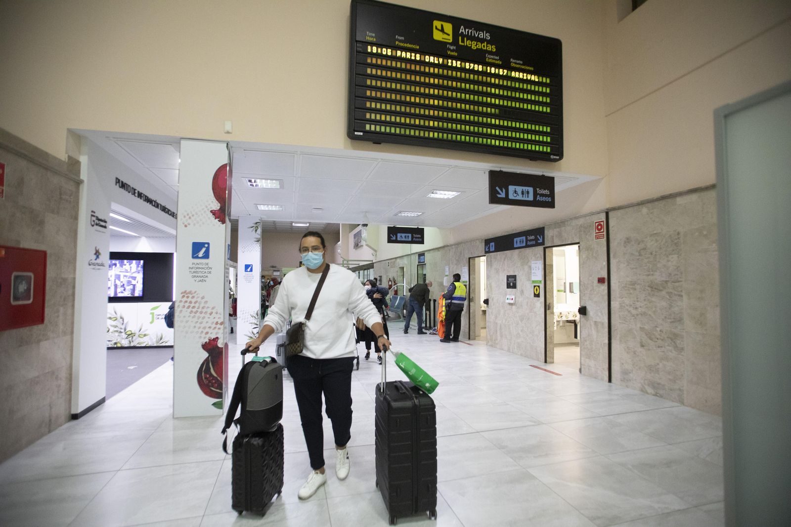 Fotos: Granada recibe el primer vuelo internacional tras la pandemia