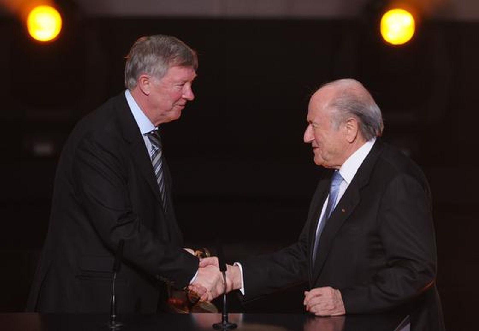 Alex Ferguson, con Joseph Blatter. / AFP