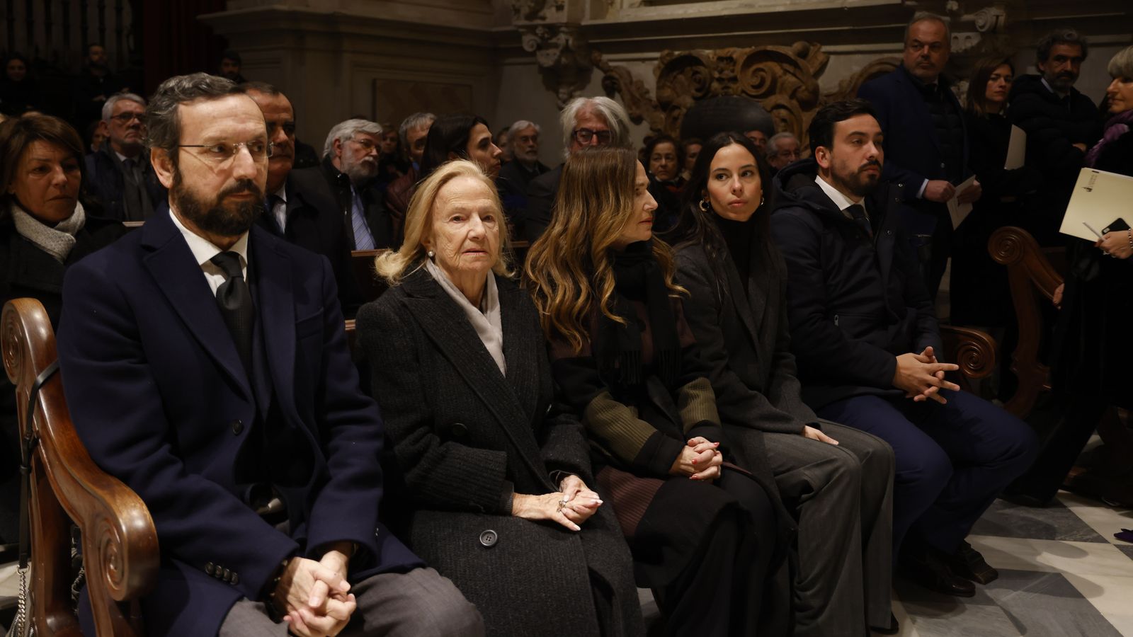 Los familiares de Alberto Jiménez-Becerril y Ascensión García Ortiz, en la misa celebrada en la Capilla Real.