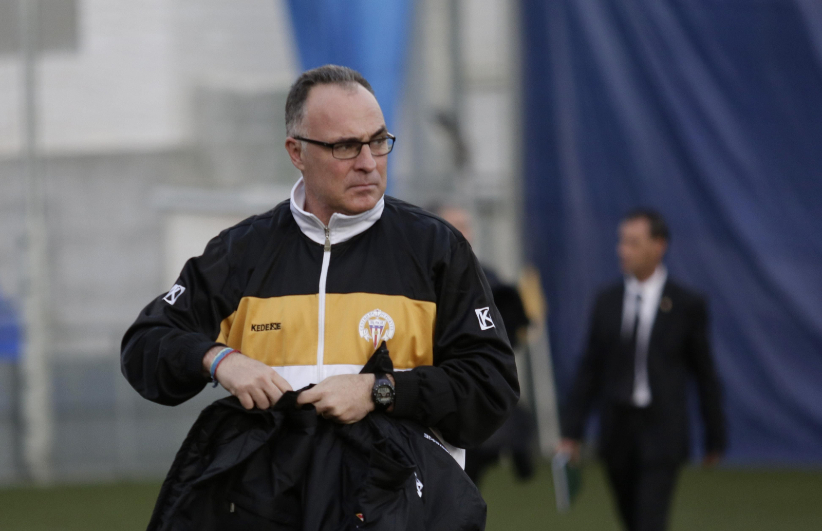 Rafa Muñoz, pensativo tras dirigir un partido con El Palo.