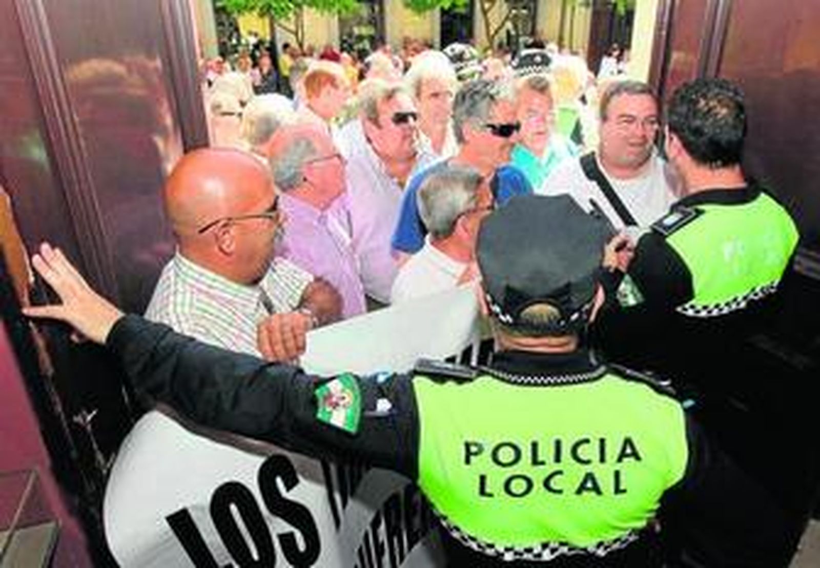 Encierro de prejubilados de Jerez en el Ayuntamiento en 2011 tras los primeros impagos de pólizas.