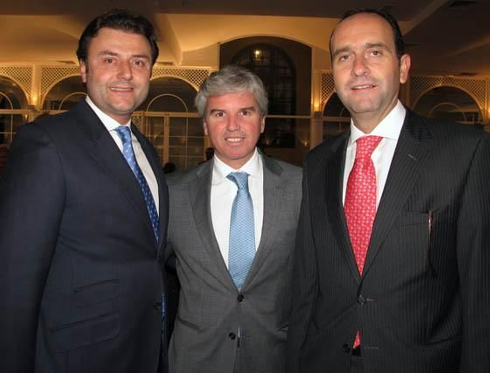 Miguel Ángel Jurado (Catering Miguel Ángel), Miguel Guillén, presidente del Real Betis Balompié, y Alberto Delgado, director territorial de Banesto.

Foto: Victoria Ramírez