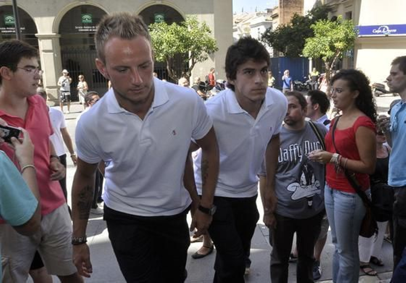 Los jugadores Rakitic y Perotti.

Foto: Manuel Gómez