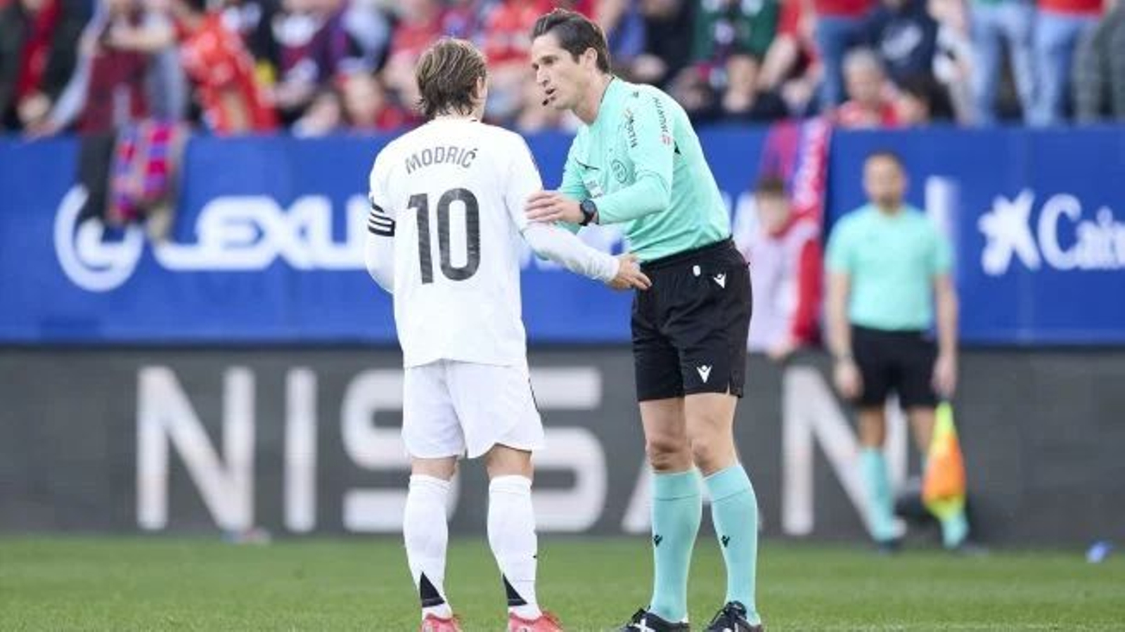 Munuera Montero, junto a Modric en el partido ante Osasuna.