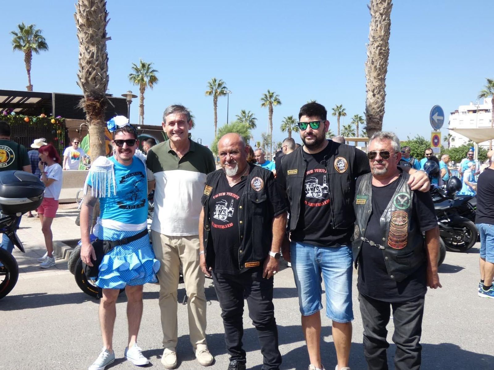 El alcalde con los organizadores del evento.