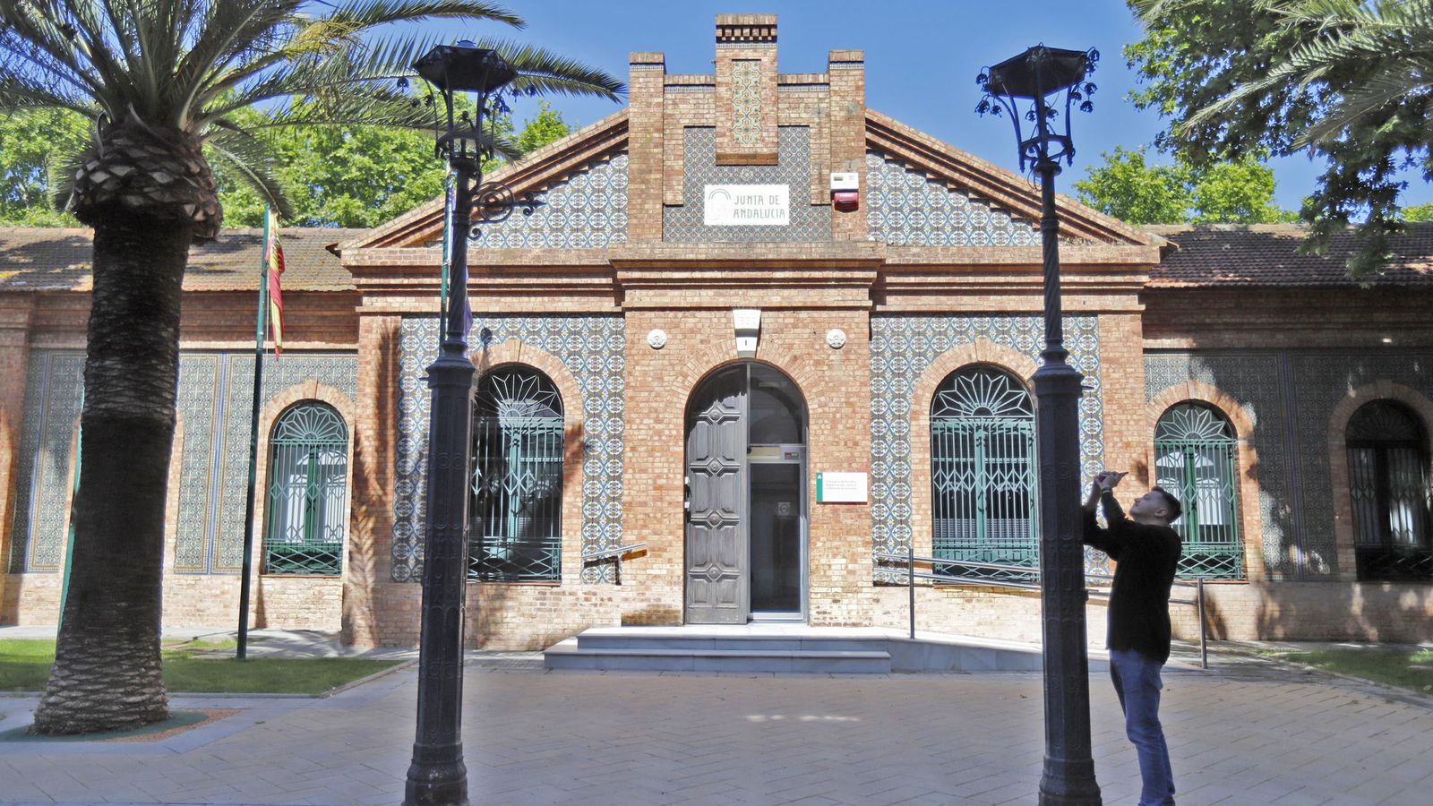 Las farolas en la actualidad, delante de la delegación de Turismo de la Junta.