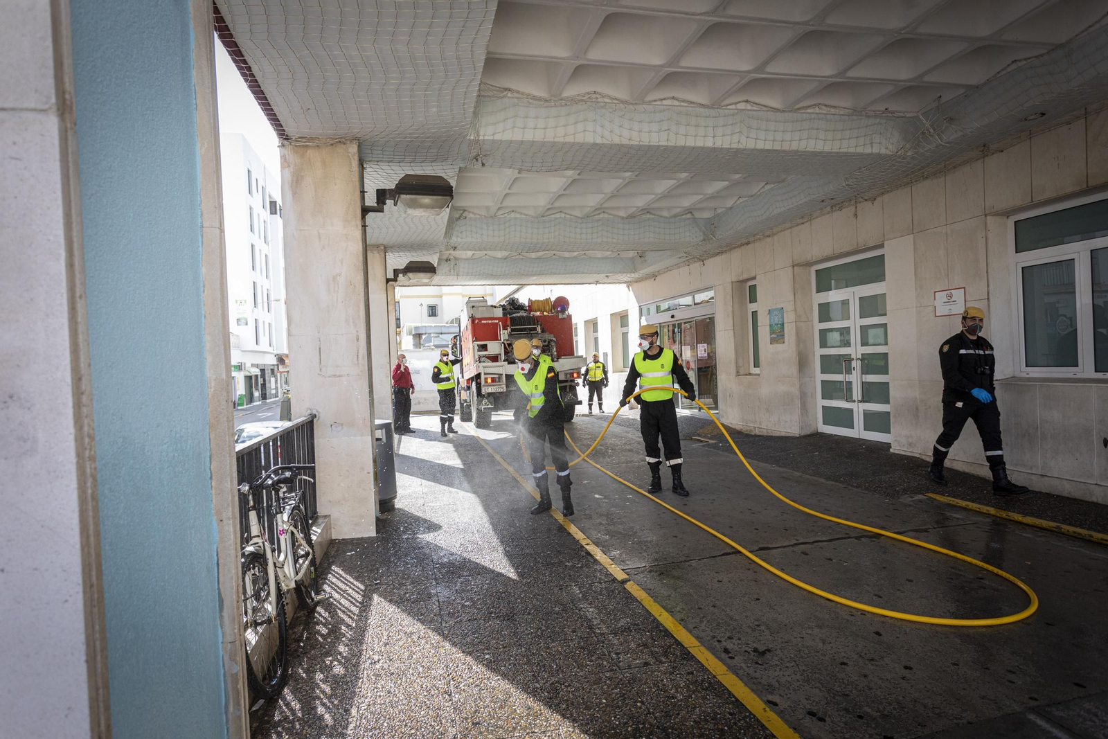 La UME desinfecta el hospital Puerta del Mar