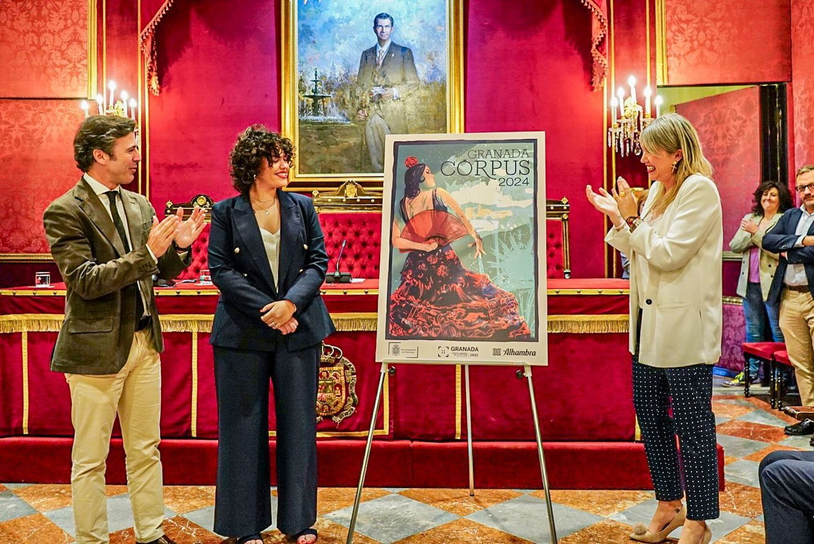 Coral Cañizares muestra su cuadro en el salón de Plenos del Ayuntamiento.