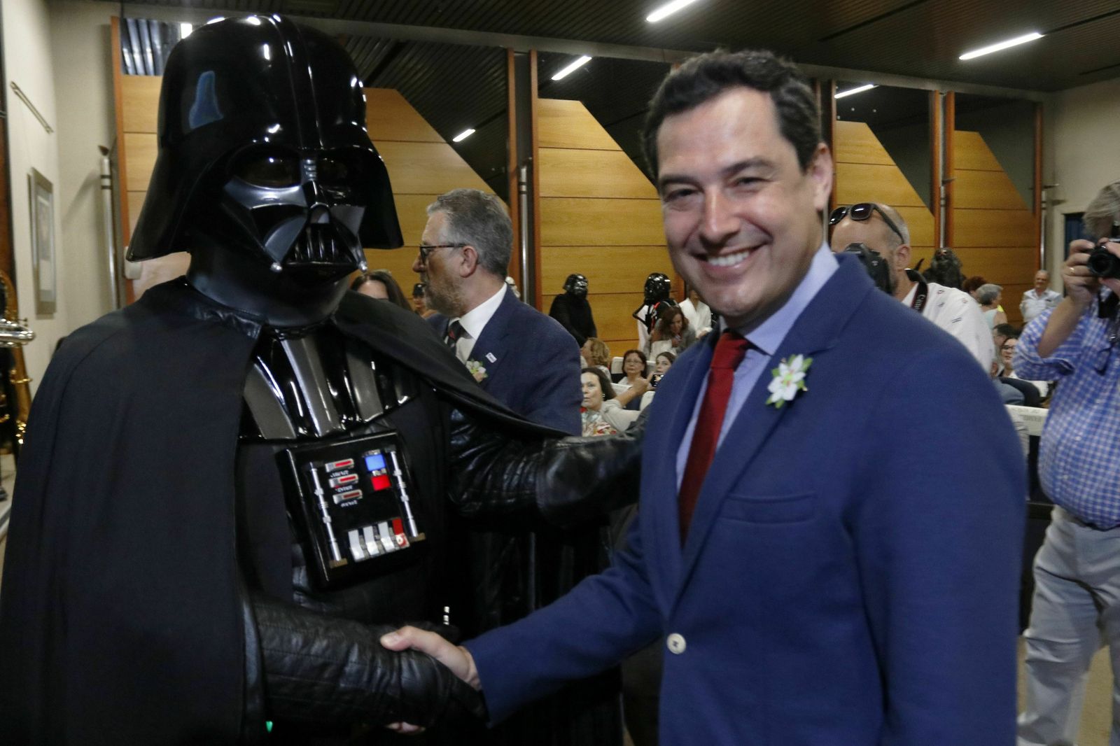 Juanma Moreno, este viernes en el hospital de Málaga con un actor disfrazado de la saga de la Guerra de las Galaxias.