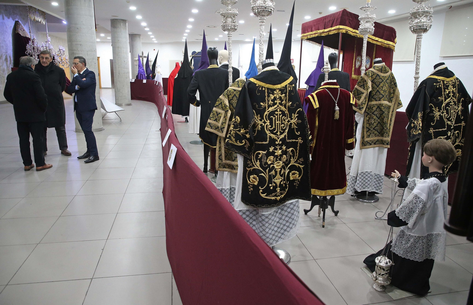 Fotos de la exposición de enseres cofrades en La Línea