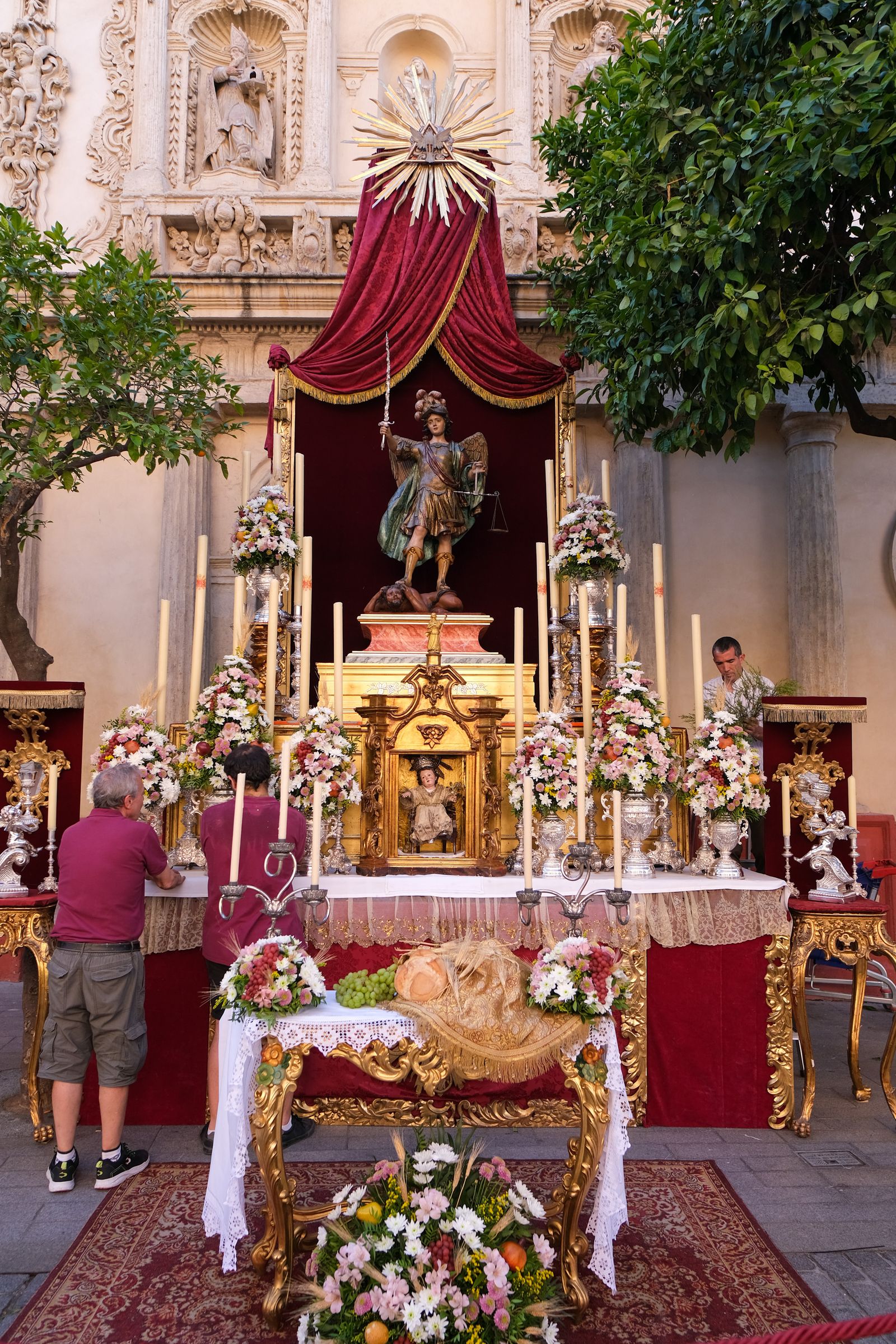 Preparativos, altares, escaparates, balcones para el Corpus
