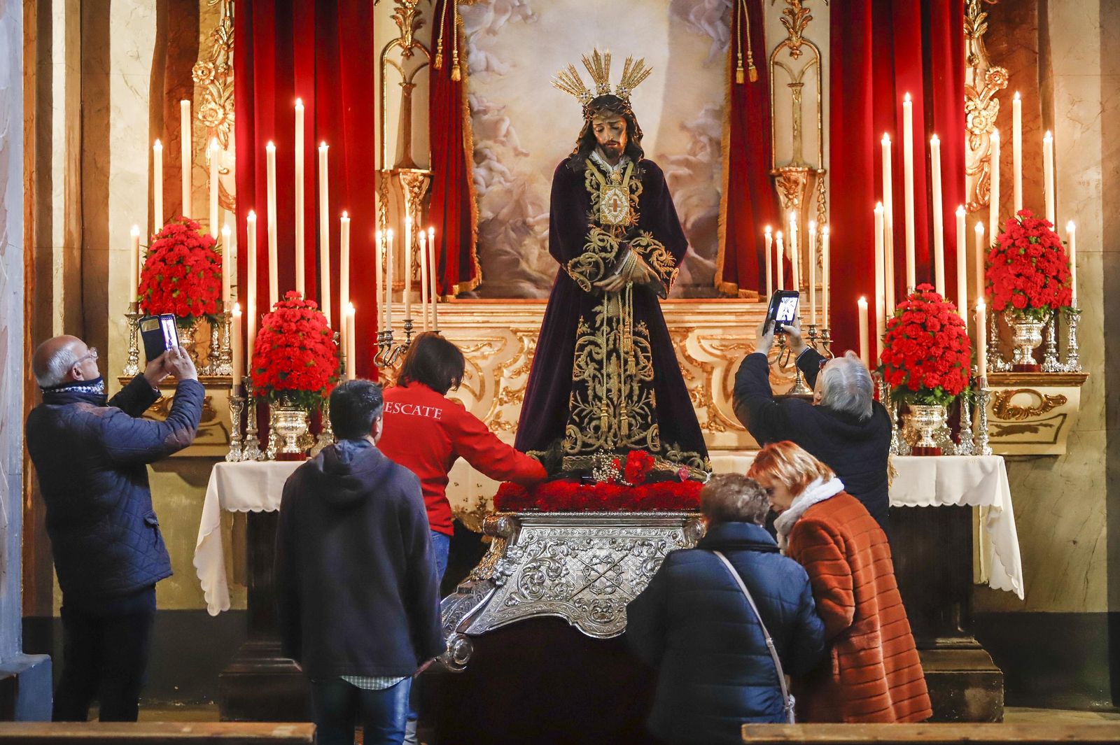 Besapiés a Jesús del Rescate en el primer viernes de Cuaresma