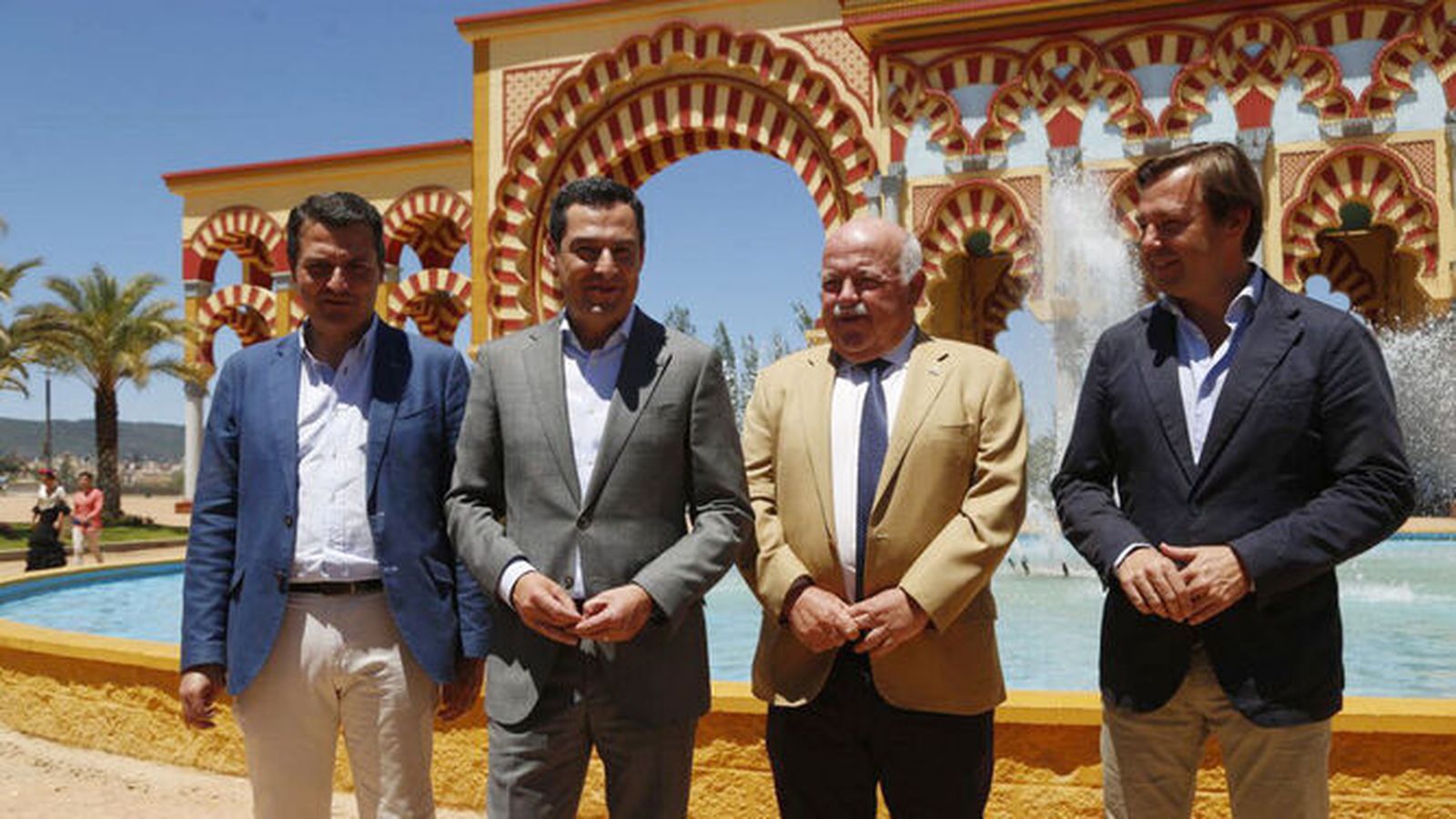 Juanma Moreno, en plena precampaña, no faltó a su cita en El Arenal.