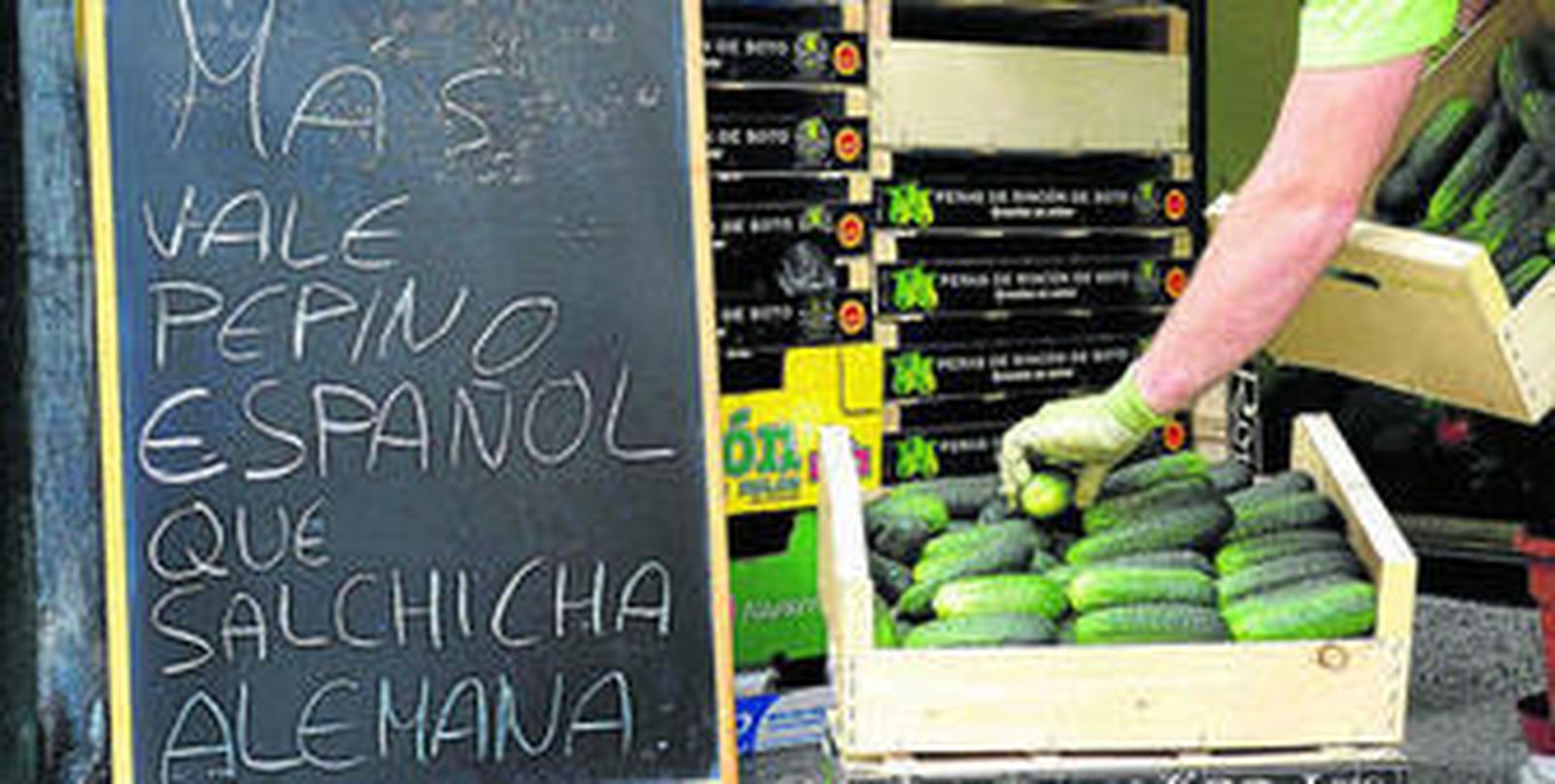 Una verdulería de Pamplona ensalza las bondades del producto nacional ante la crisis del pepino desatada en 2011.