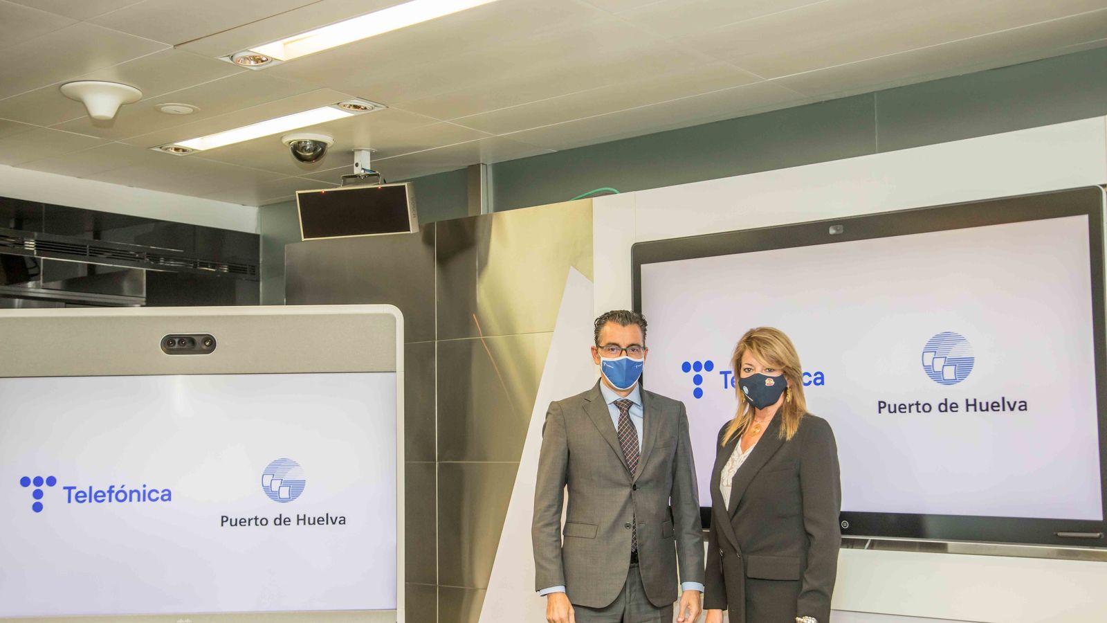 Firma del contrato entre Telefonica y el Puerto de Huelva ayer en Madrid.