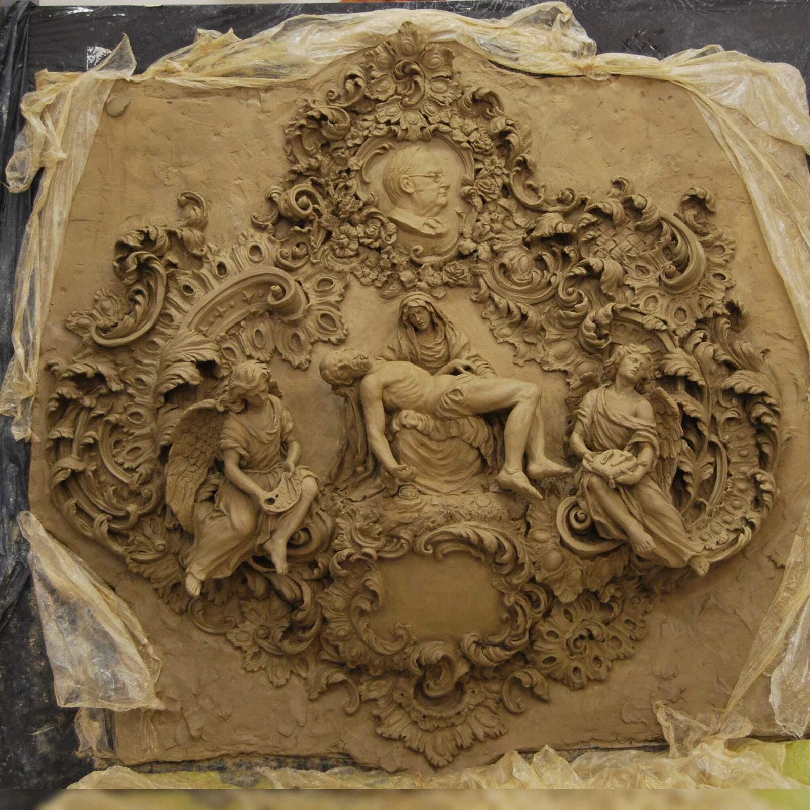 En la parte superior del relieve aparece el perfil de Dubé de Luque