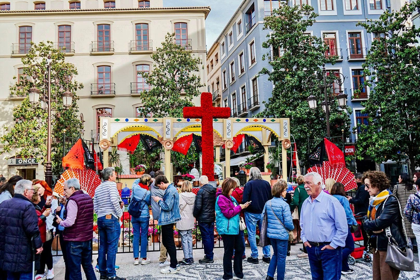 Granada ya vive las Cruces desde el día de antes: las mejores fotos
