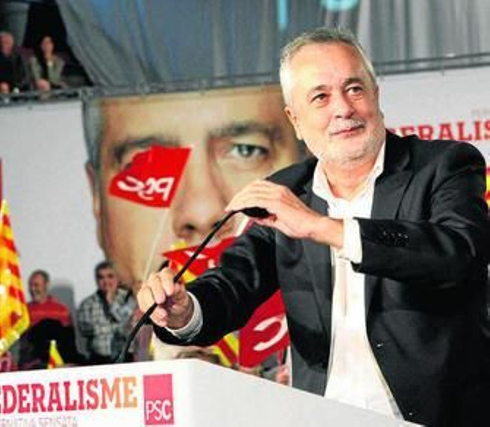 Griñán, durante la campaña catalana en Santa Coloma.