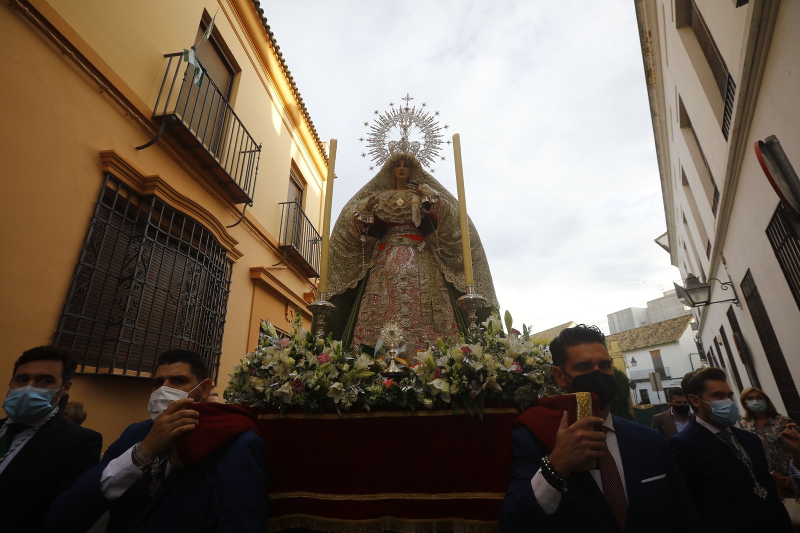 El rosario matinal de la Virgen de la Paz, en fotografías