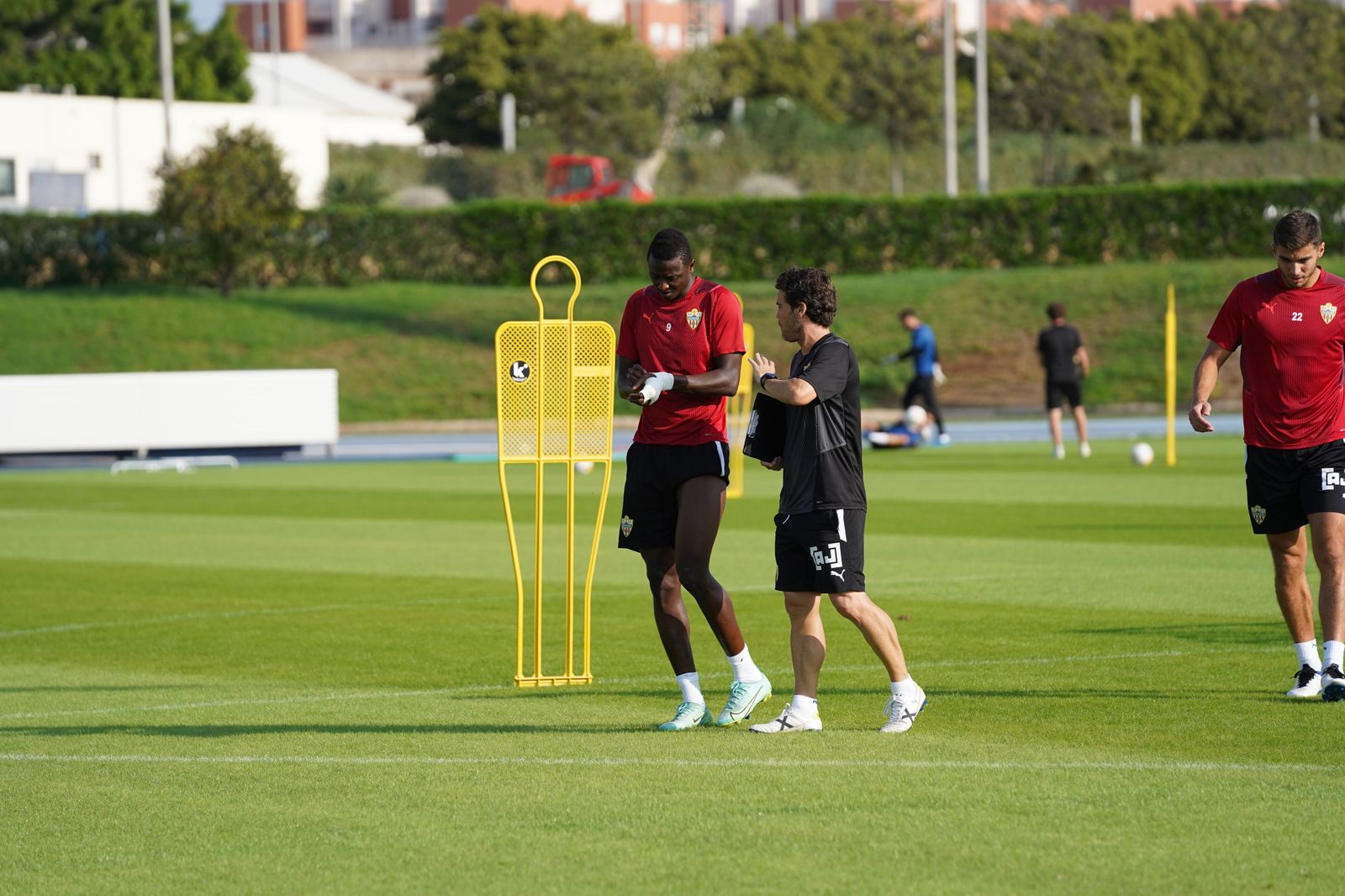 Rubi charlando con Sadiq en un entrenamiento