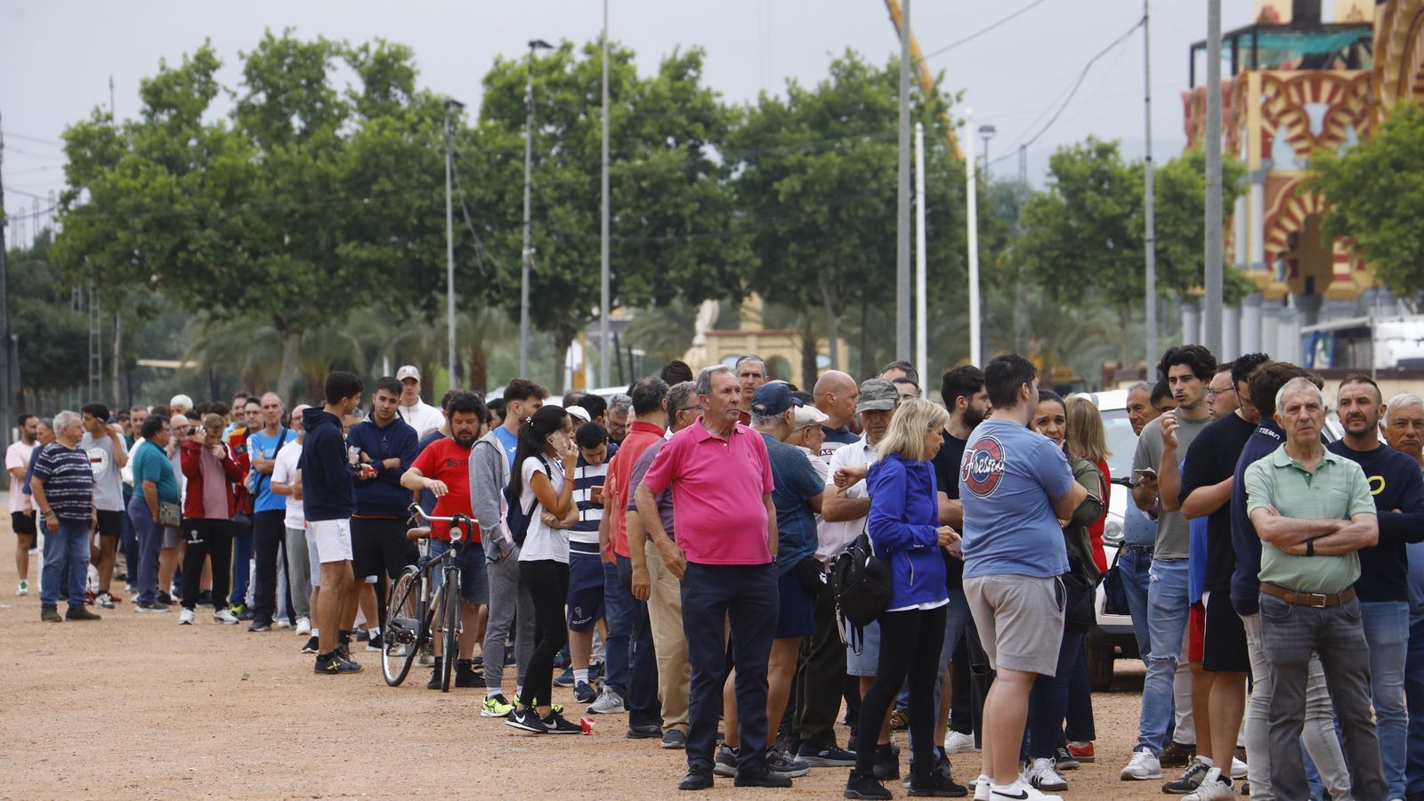 Seguidores cordobesistas hacen cola para sacar su entrada.
