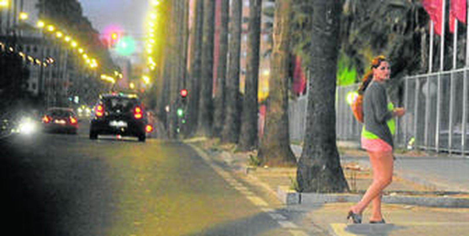 Una joven espera clientes en la carretera de Su Eminencia, el martes por la noche.