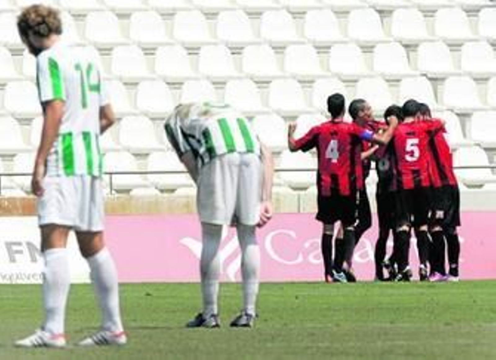 Los jugadores del Melilla celebran su segundo tanto con Mendi y Rafa Gálvez en primera instancia.