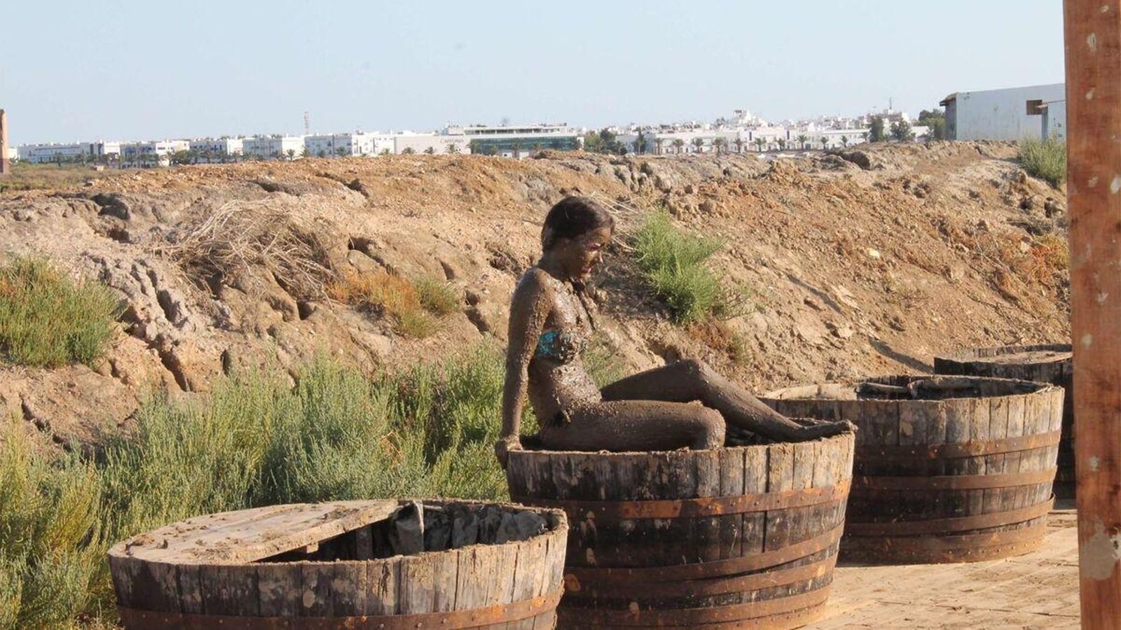 Baños de fango en las Salinas del Alemán
