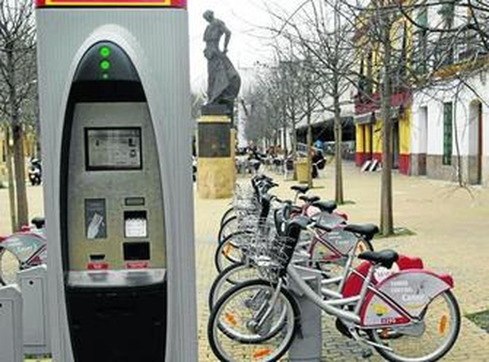 Una de las estaciones de Sevici, de alquiler de bicis públicas, en la Alameda de Hércules.