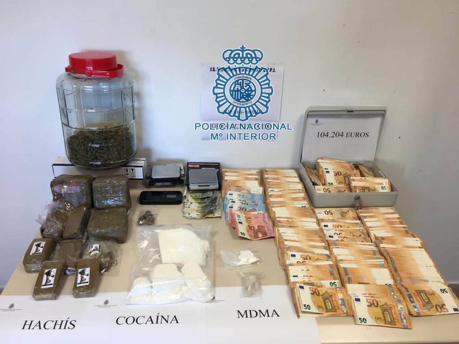 La mercancía y el dinero intervenido en la operación.