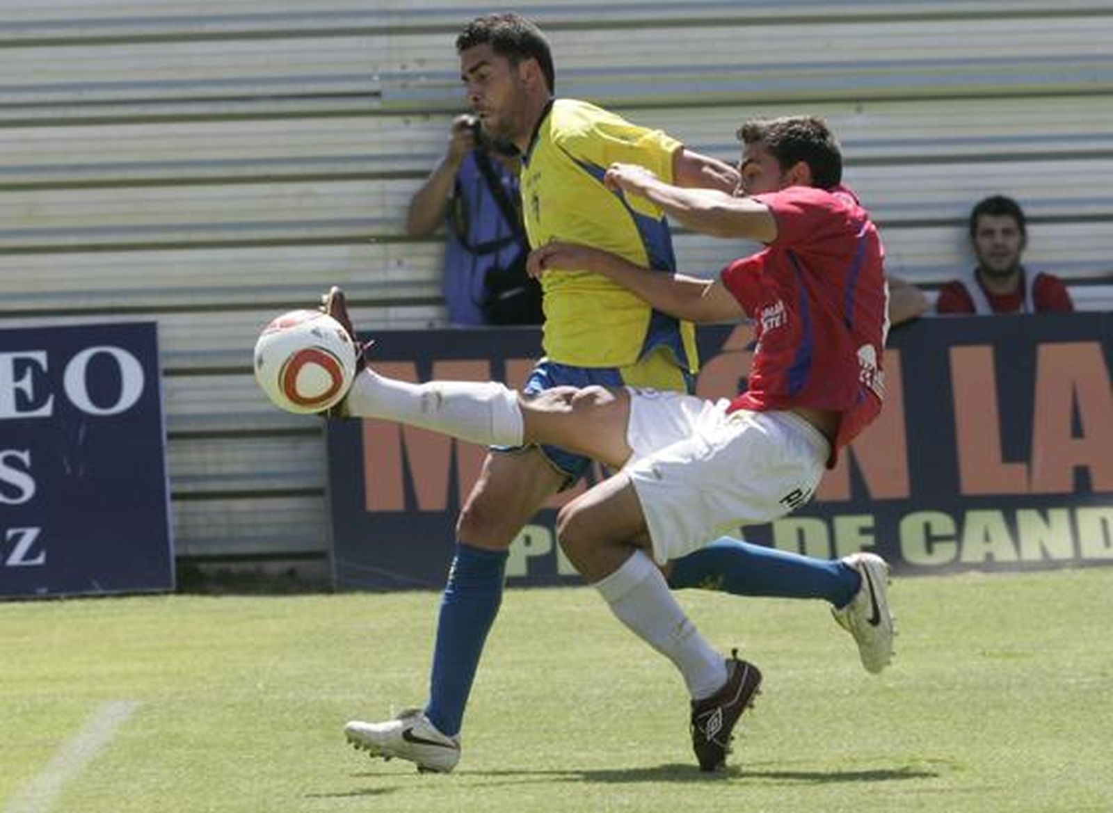 Un defensa del Roquetas corta in extremis el avance de Enrique. 

Foto: Jesus Marin