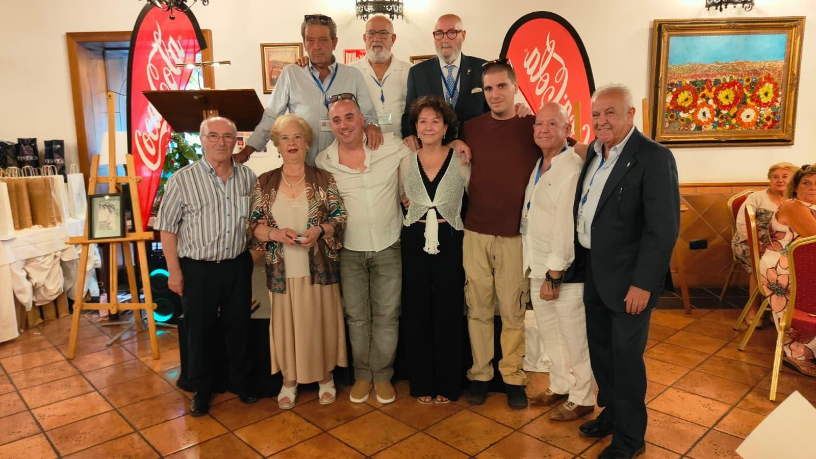 Foto de familia de los homenajeados, junto a los hosteleros jubilados organizadores del encuentro.